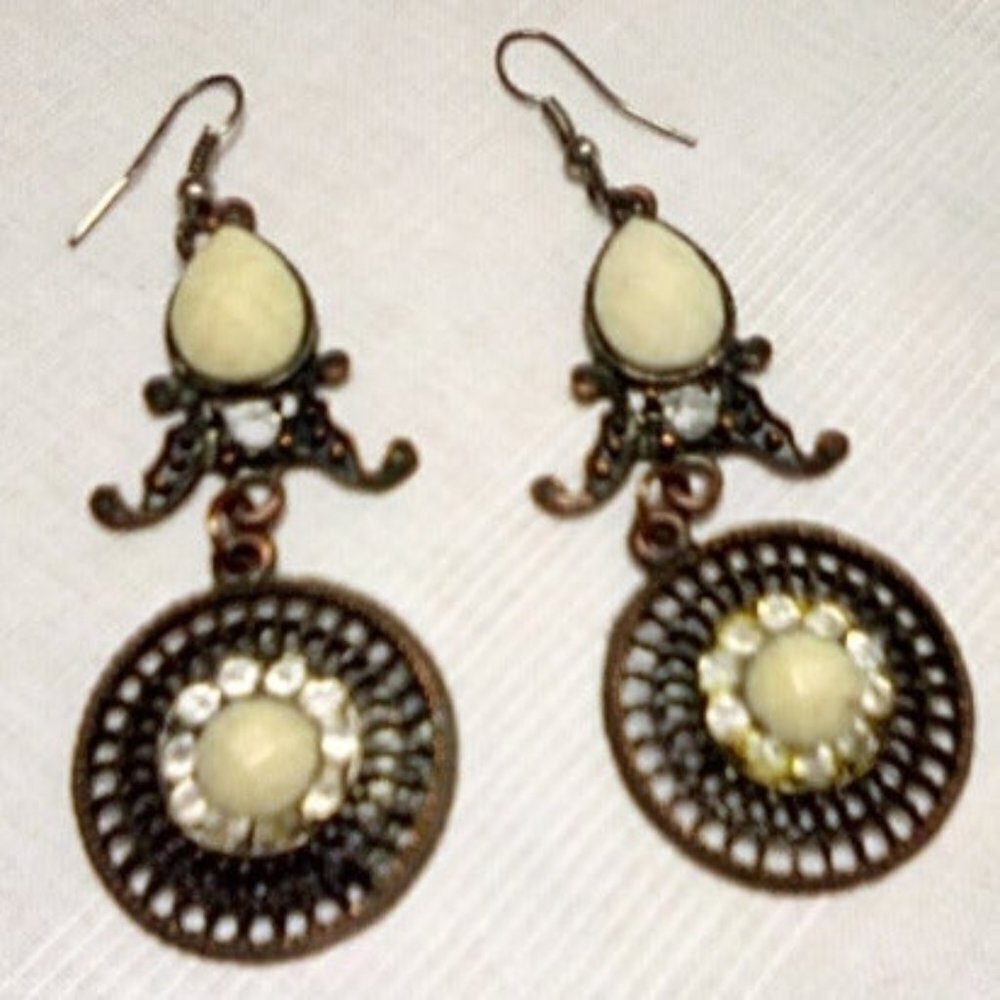Antique White Drop earrings